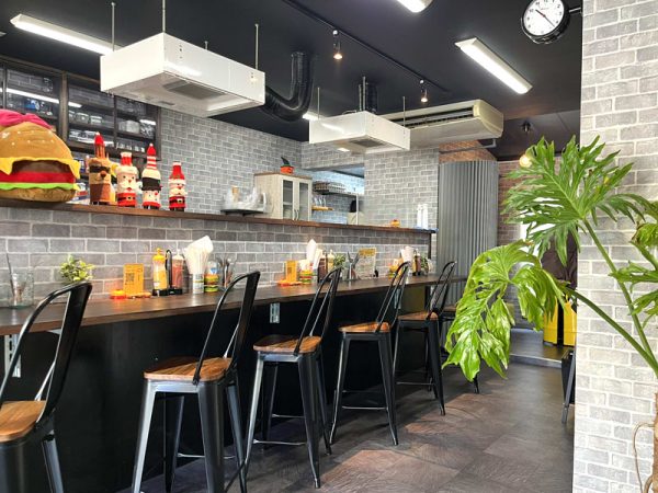 ＋costom（カスタム）大阪店　堺東にあるカスタムハンバーガー店　店内の様子