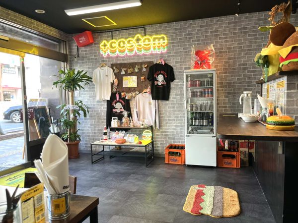 ＋costom（カスタム）大阪店　堺東にあるカスタムハンバーガー店　店内の様子