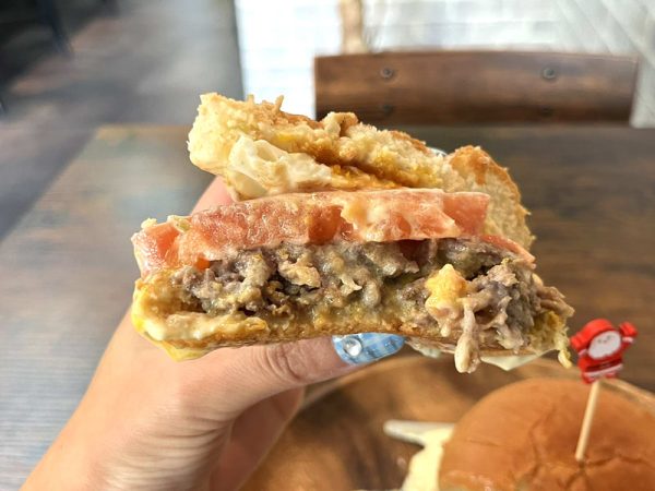 ＋costom（カスタム）大阪店　堺東にあるカスタムハンバーガー店　ハンバーガー断面