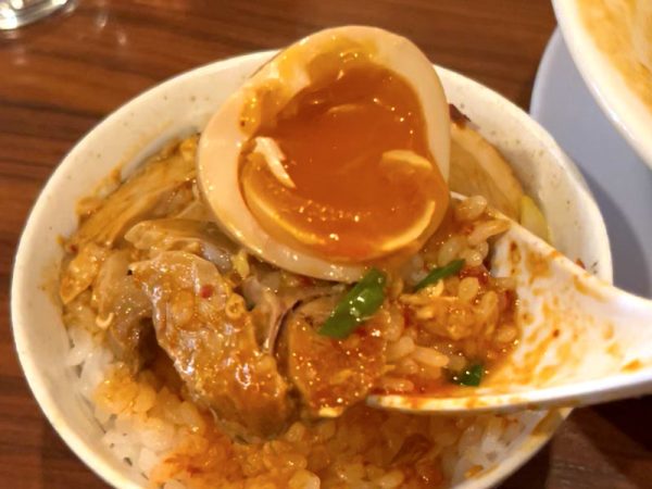 中百舌鳥駅近くの麺屋もず新メニュー旨辛ラーメンで丼
