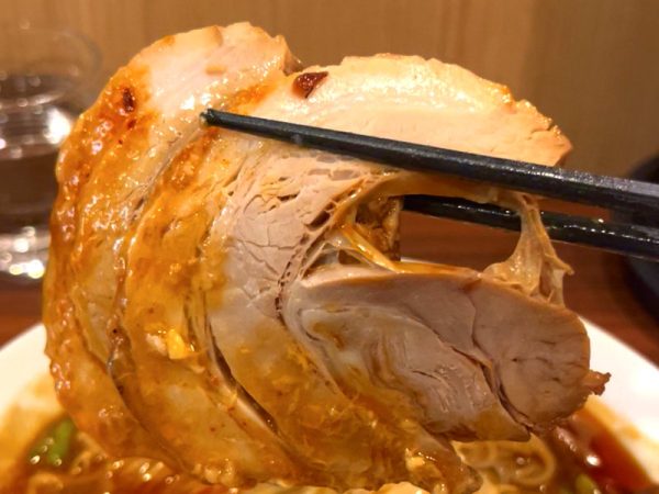 中百舌鳥駅近くの麺屋もず新メニュー旨辛ラーメンのチャーシュー