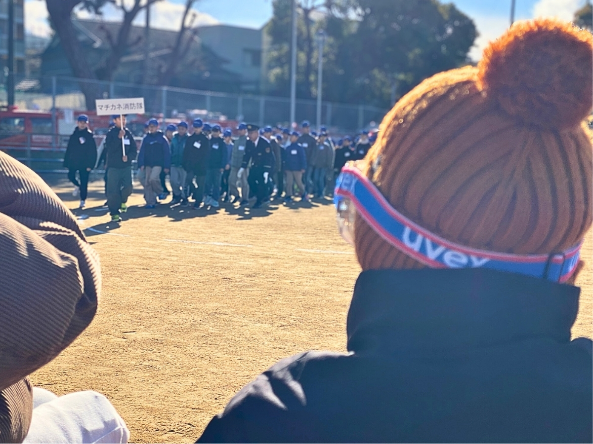 マチカネ消防隊の行進を、真剣な表情で見つめる息子。 「かっこいい」から、その先へ――見え方が少しずつ変わってきているように感じました。