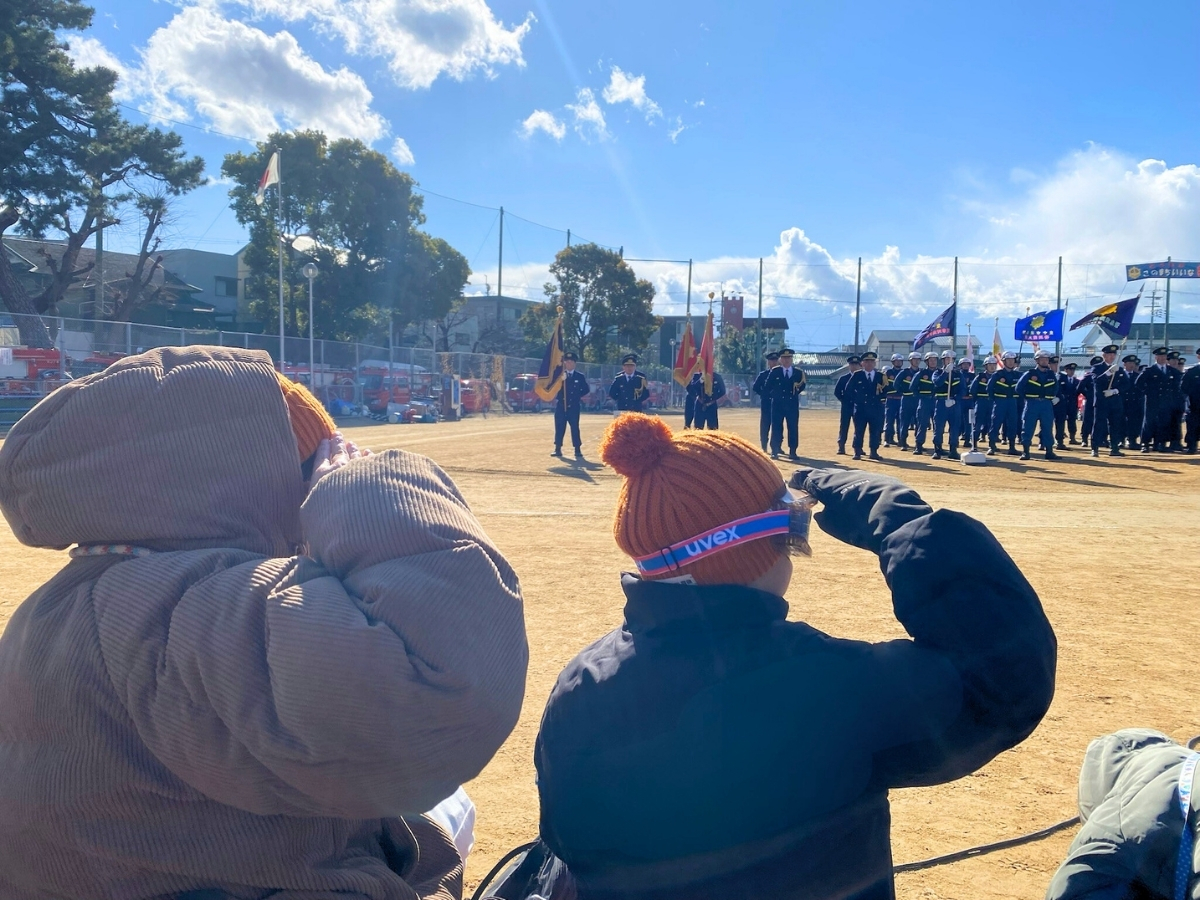 強風と寒さの中、防寒対策をして参加した出初式。 立っているだけでも体が冷える一日でしたが、 親子で敬礼したりしながら、全力で楽しみました。