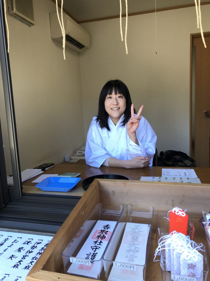 社務所では巫女さんが笑顔で応対