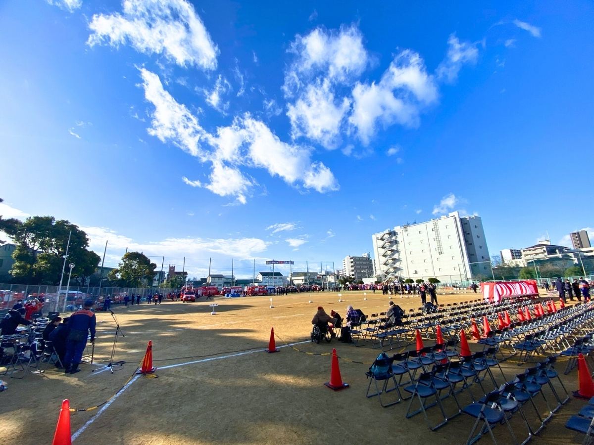 強風の中、開式を待つ大門公園の会場。 令和8年の豊中市消防出初式は、凛とした空気の中で幕を開けました。