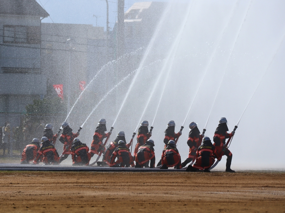 強風の中でも、低い姿勢で放水にあたる消防団員の姿。 その一つひとつの動きに、命を守る現場の緊張感と覚悟を感じました。