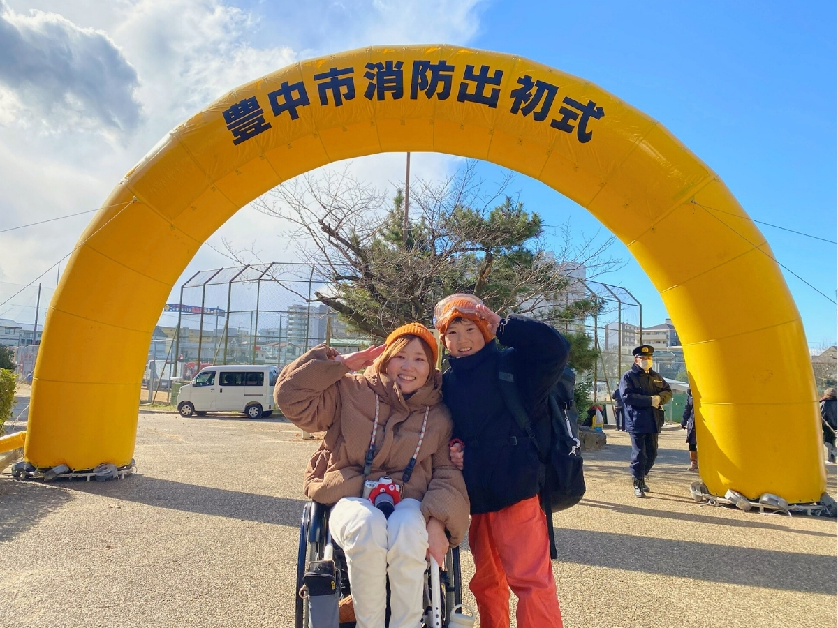 会場入口の「豊中市消防出初式」のアーチ前で。 我が家にとっては、親子で6回目の出初式参加となりました。