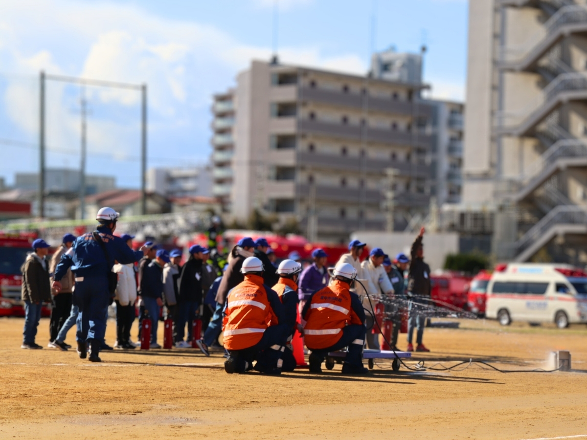 マチカネ消防隊による消火訓練の様子。 小学生とは思えないほど真剣な表情で、訓練に取り組む姿が印象的でした。