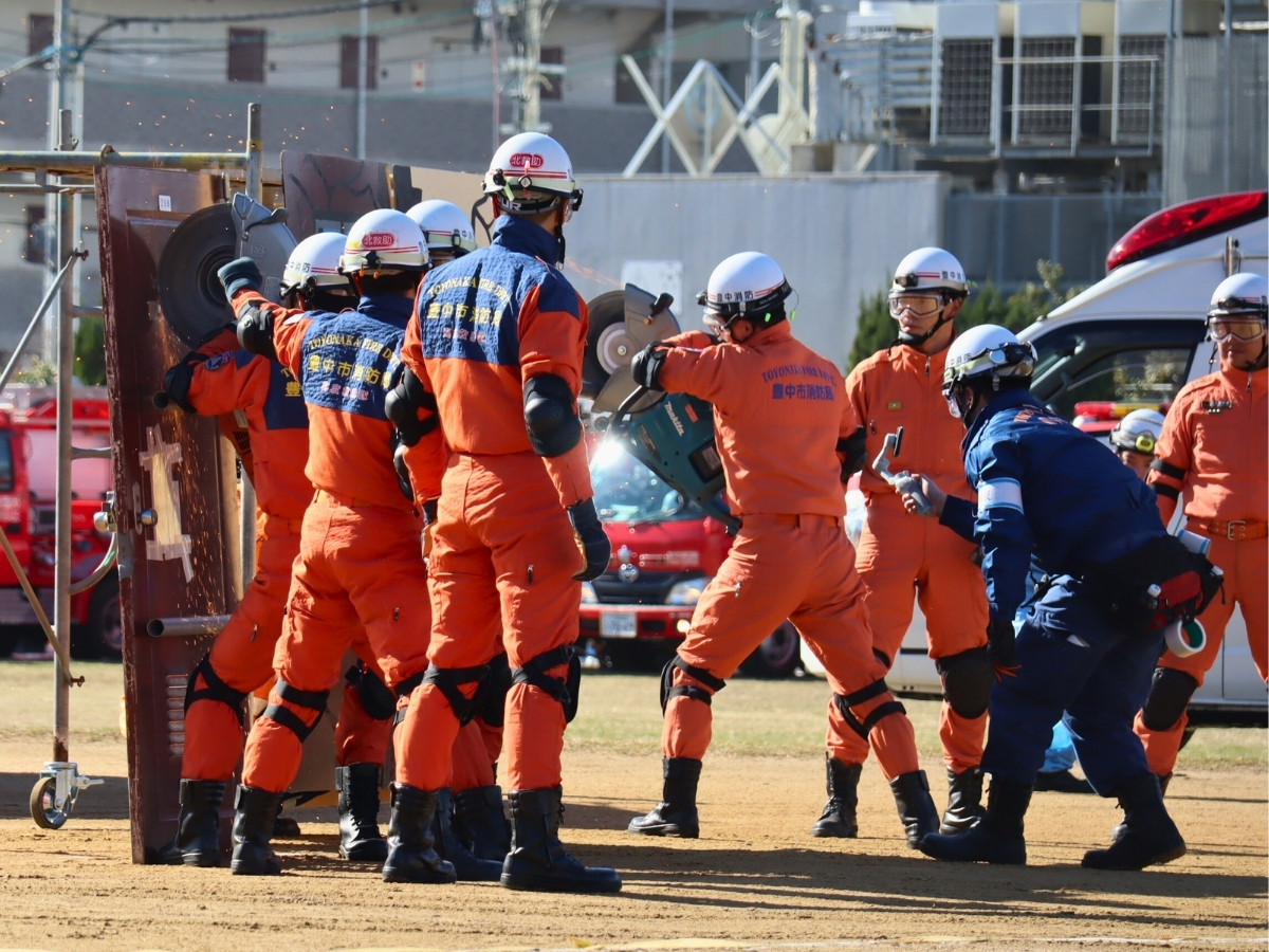 要救助者を想定したレスキュー隊の訓練。 現場さながらの緊張感の中、声を掛け合いながら連携して進められていました。