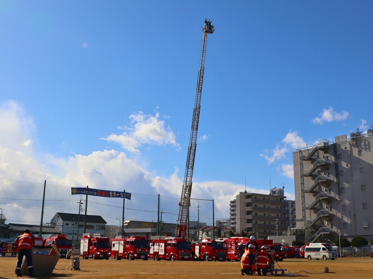 はしご車を使った高所での訓練。 空に向かって真っすぐ伸びるはしごと、その高さに、思わず見上げてしまいました。