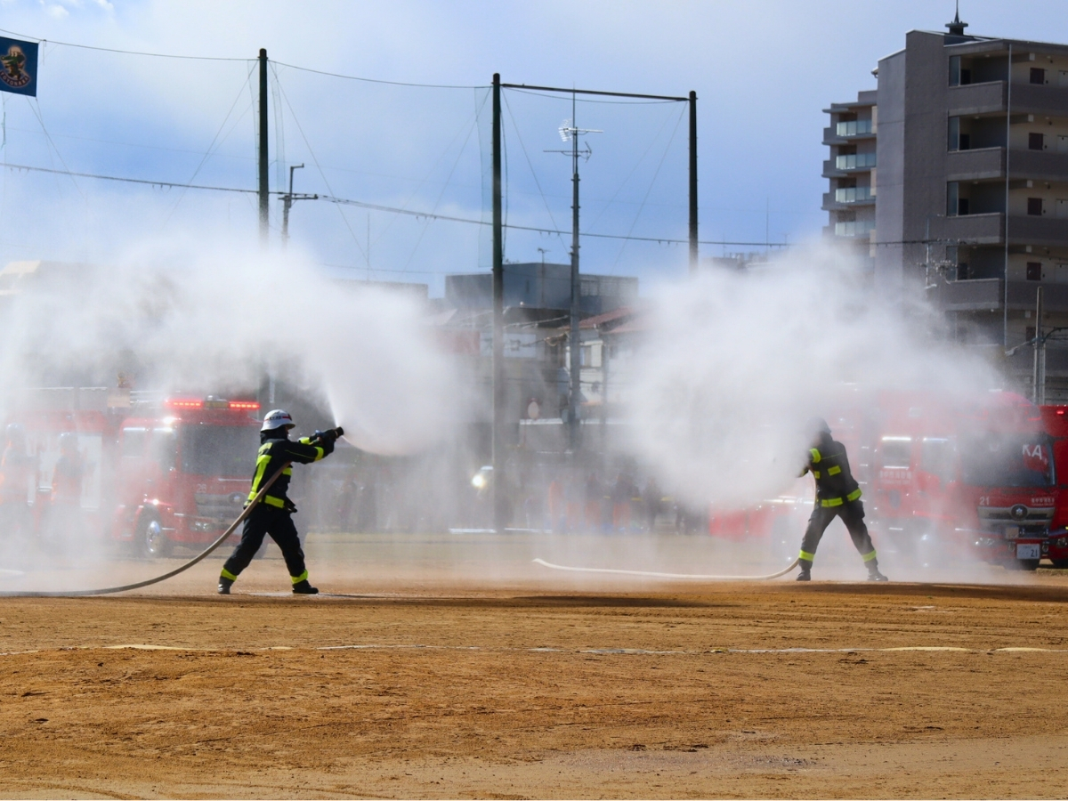 会場を包み込むような放水訓練。 強風の中でもぶれない動きから、現場で培われた判断力と技術の高さを感じました。