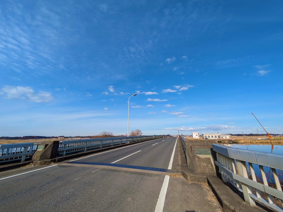 南側から見た浅間橋(橋の名前)。橋の向こう側が柏市千間橋(地名)。