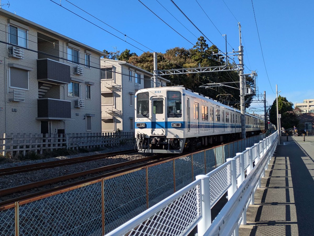 町域の西端には東武アーバンパークライン。線路を渡った向かい側はおおたかの森西。