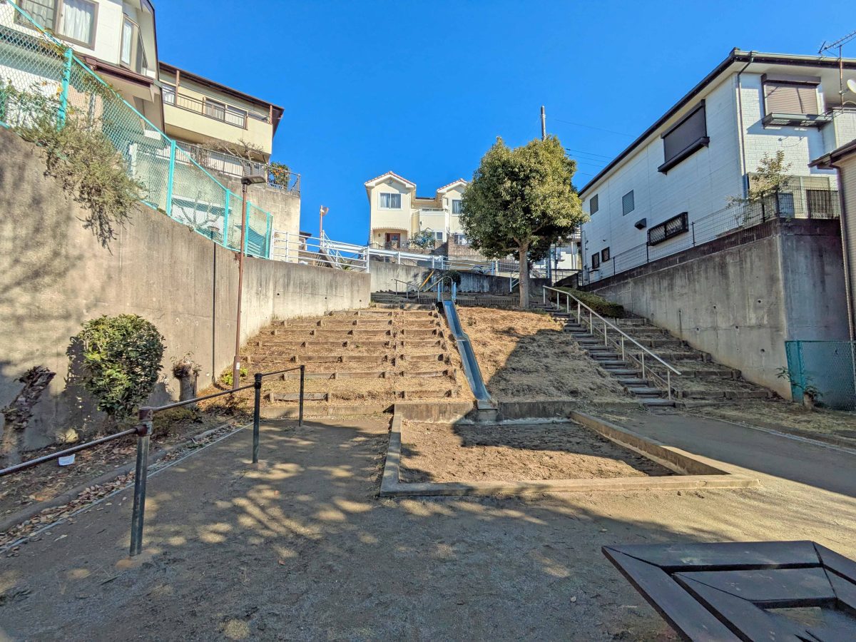 傾斜地の中腹にある関場町公園