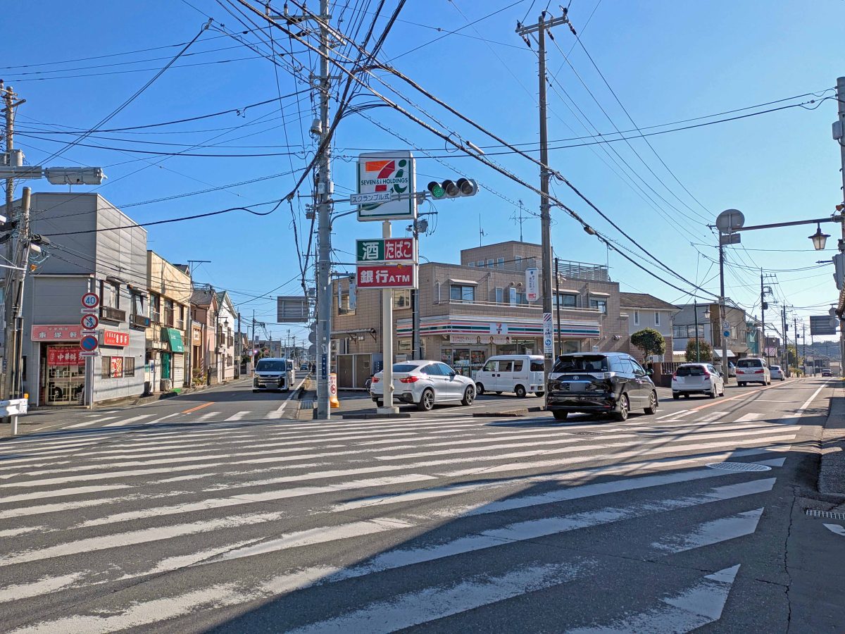 県道柏印西線（左）と市川柏線（右）が分岐する交差点