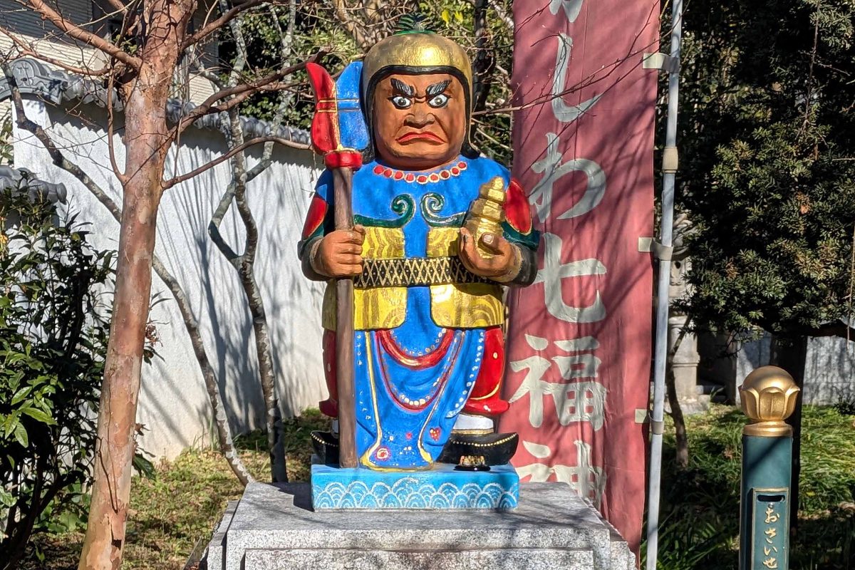 長縄えい子さんが色彩を施した毘沙門天。台座の模様は三坂俊明さんが描いたそうです。