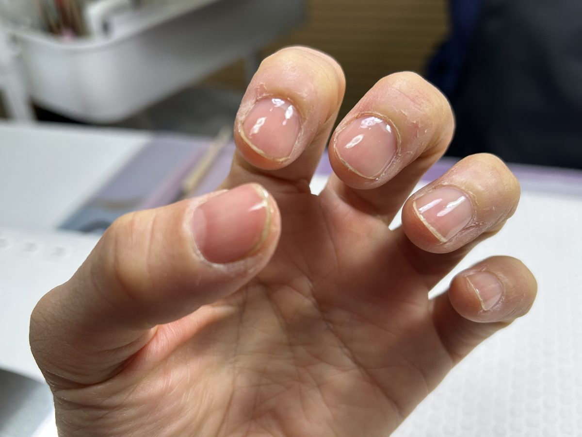 甘皮を取ってサンディング(爪の表面を軽く削る)後のベースジェル塗った爪　ピカピカだ！