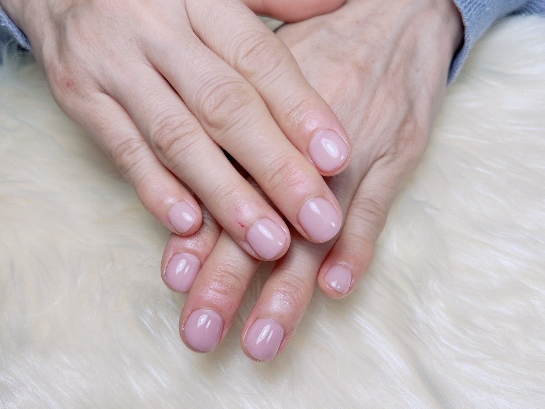 カラージェル→トップジェル→グロスコート→ネイルオイルなど経て　出来上がり！