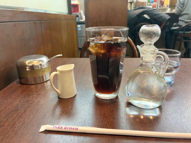 そんな話をしながら、食後のアイスコーヒー。シロップがかっこいい！