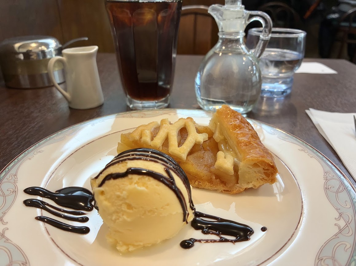 自家製パイ生地のアップルパイも食べちゃいました