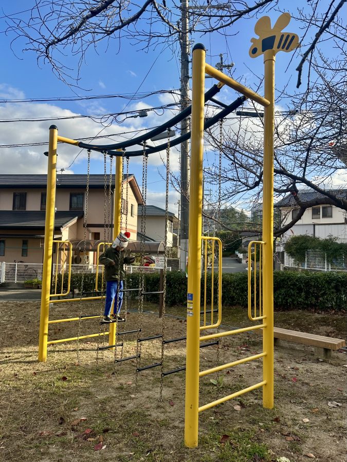 桜の木の下でバランスに挑戦