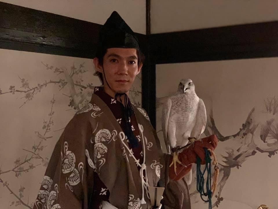 TVドラマや映画の中で鷹匠として出演することも