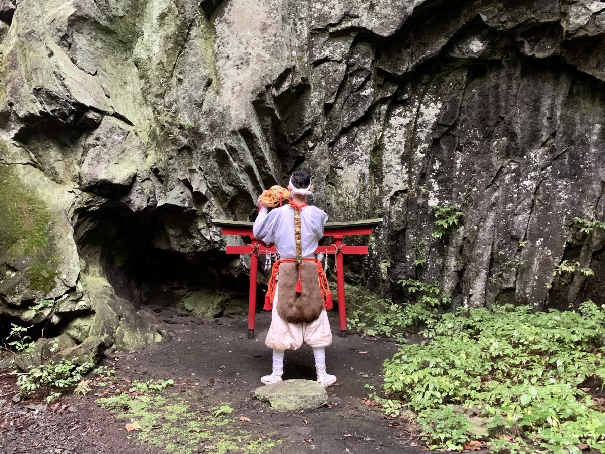 法螺貝を吹き修行に没頭