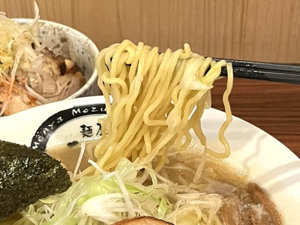 中百舌鳥駅近くの麺屋もず　定番メニュー中華そば　たまご麺