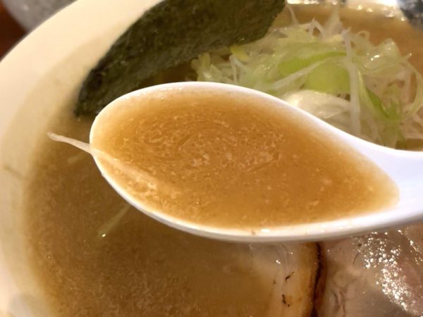 中百舌鳥駅近くの麺屋もず　定番メニュー中華そば　スープ