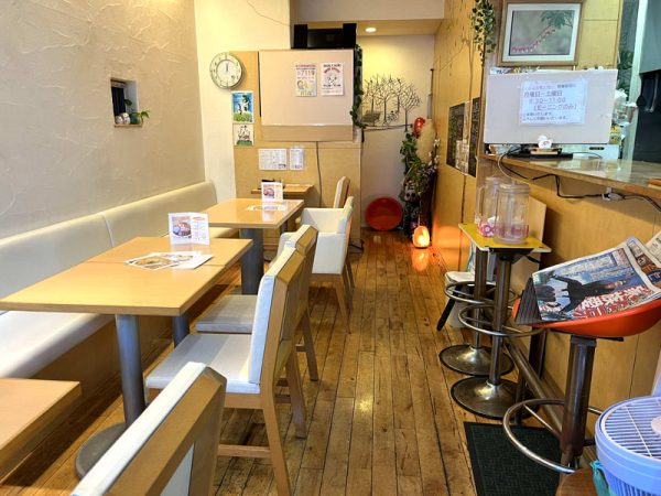 オムズランチ　堺市深井かふぇ家のランチ営業　オムライス　店内