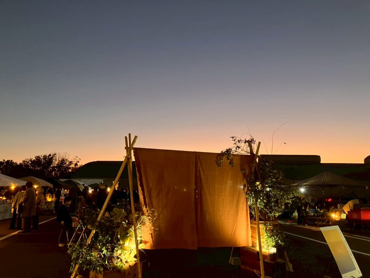 前回開催の様子。美しい夕焼けの下、多くの来訪者が食や買い物を楽しみました。