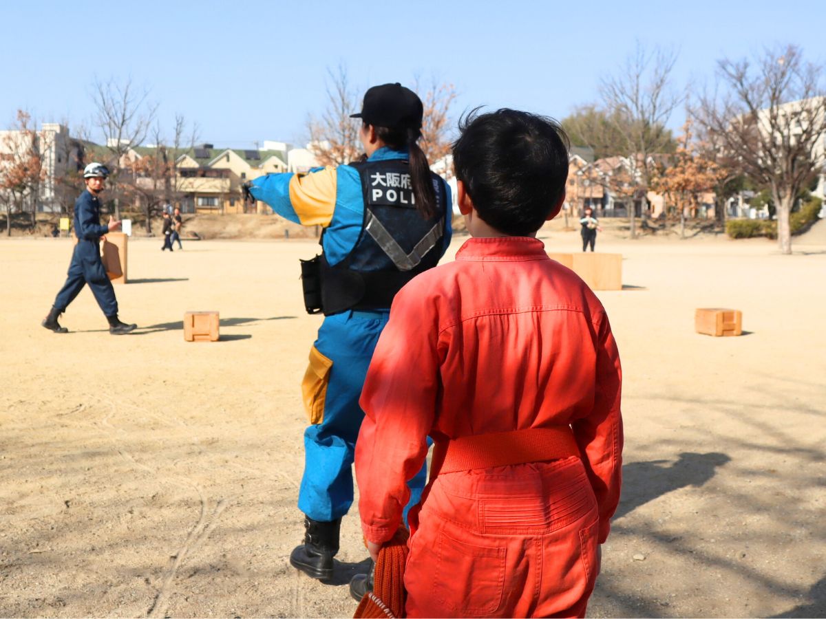 息子も箱の指定に挑戦。 警察官の指示を聞きながら、貴重な体験をさせてもらいました。