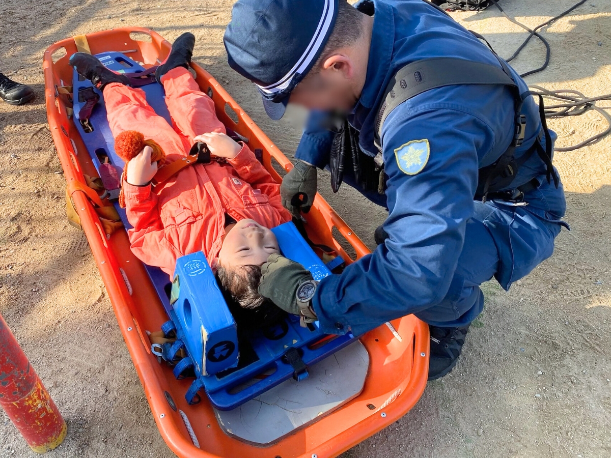 守られる側を体験。いざという時の姿勢や固定の大切さも学びました