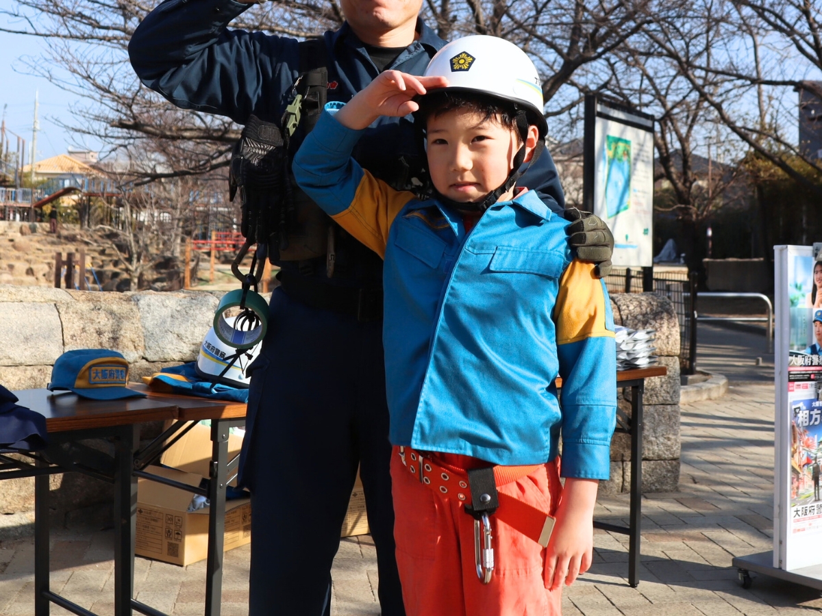 大阪府警察のヘルメットをかぶって、ちょっと誇らしそう