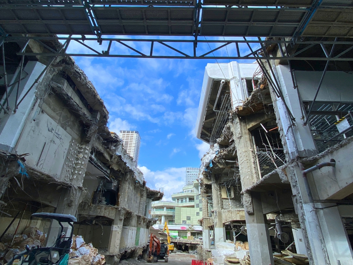 囲いの内側では、セルシー広場付近まで解体が進行。 建物の内部が見えるほど工事が進んでいる様子に、時の流れを感じます。