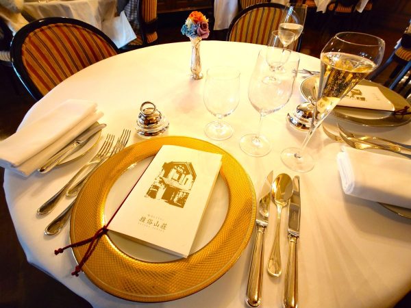 テーブルクロスと食器