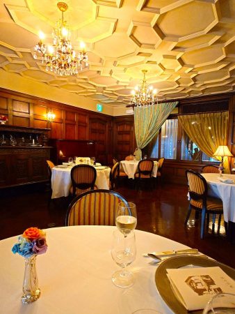 瀟洒なテーブル