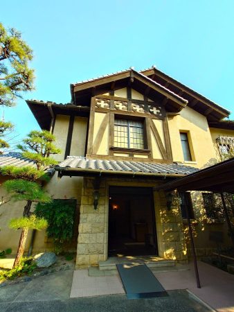 雅俗山荘外観