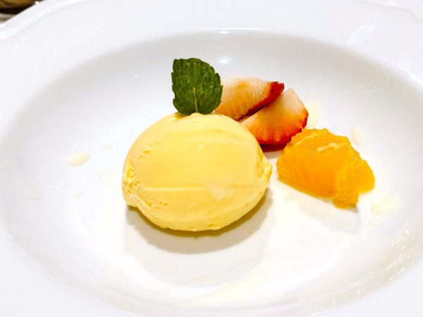 バニラアイスとフルーツ