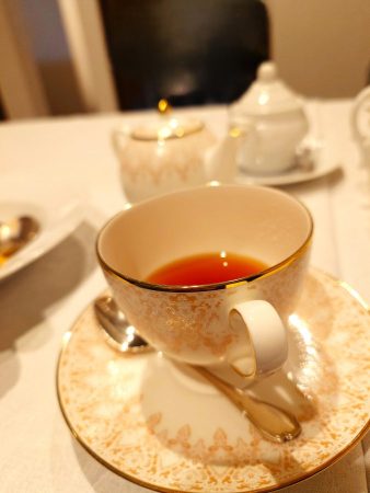 ピンクの茶器と紅茶