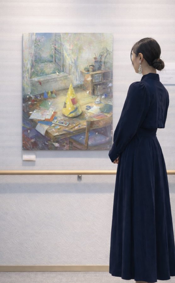 発行前の30号の表紙画も特別展示。前に立つのが杉本千佳さん