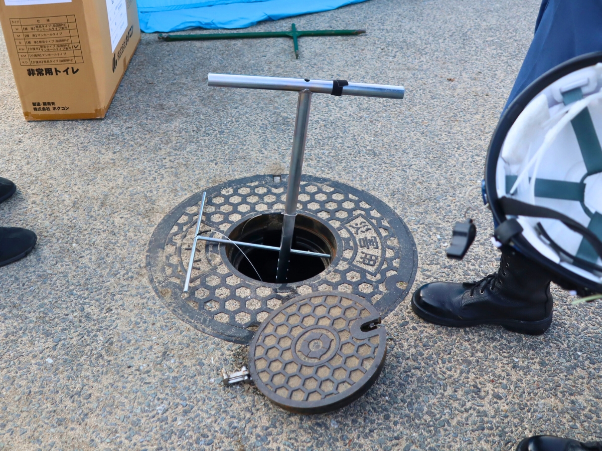 災害時には、下水道管路を利用したマンホールトイレとして使用されます