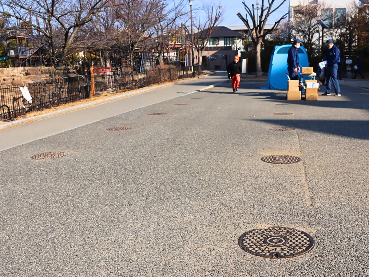 一見すると普通の地面ですが、並んでいるマンホールはすべてトイレとして使われます