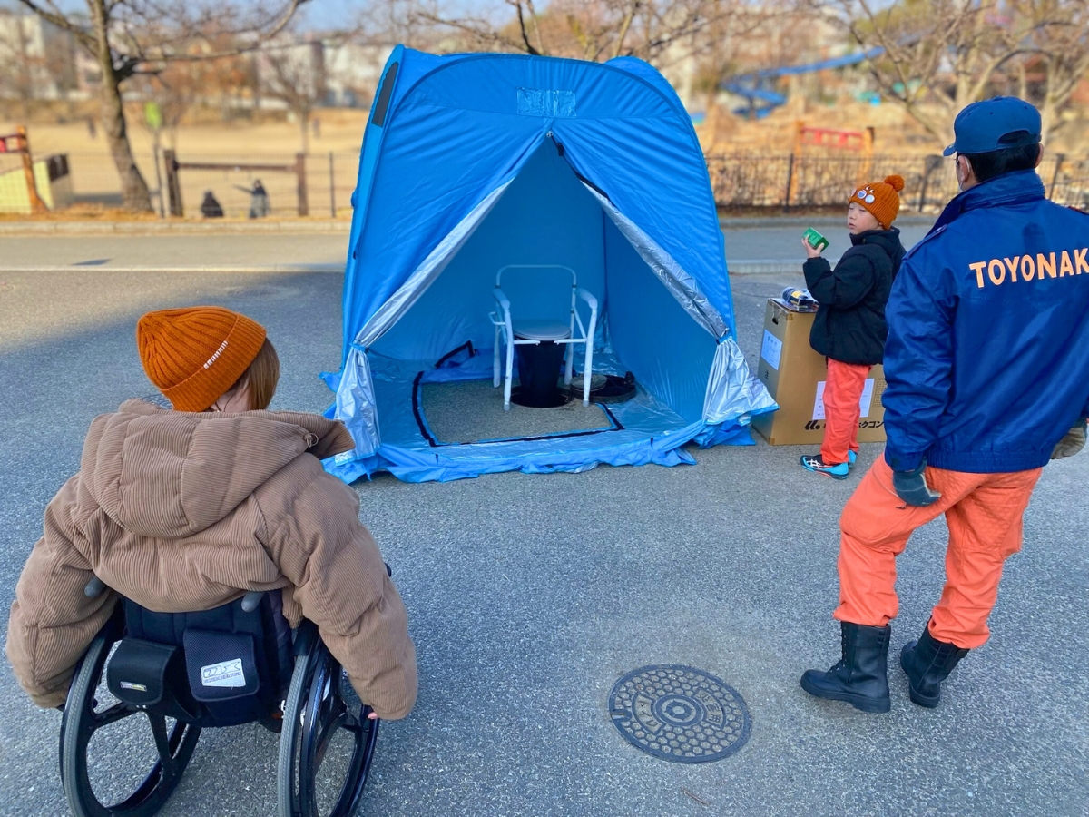 要支援者用のマンホールトイレ。車椅子のまま中に入れる広さがありました