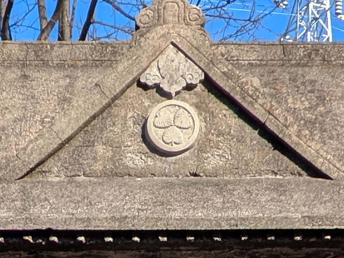 拝殿に刻まれた逆さ葵