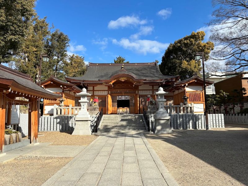 本殿向かって右側から、もしくは本殿の階段をのぼって左側から奥へ行けます