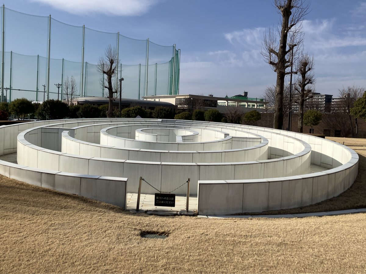 白い巨大な迷路(メイズ)。実際に入ることはできません。でも斜めに展示されているので迷路を目で追いながら楽しめました。