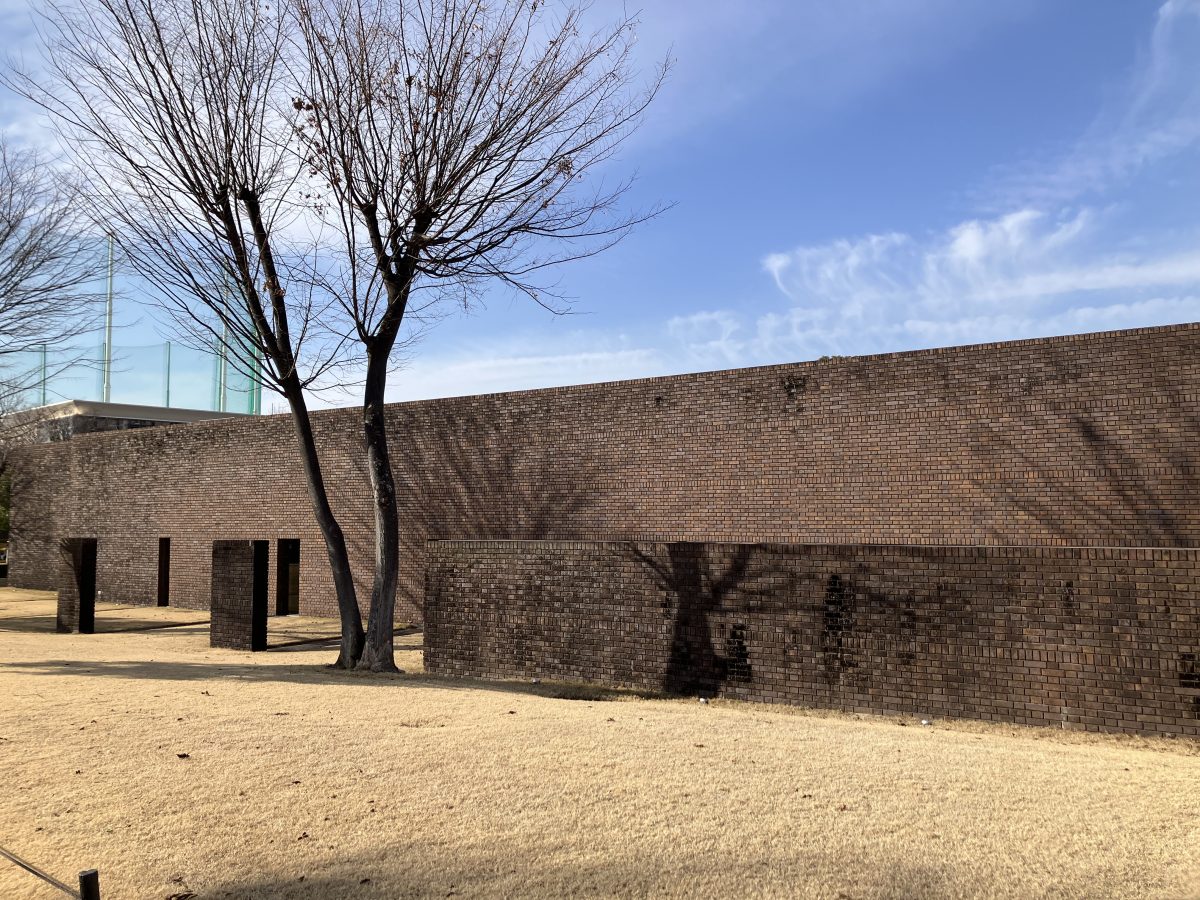 今の季節はまだ芝生が養生中だったり、バラの苗木も葉っぱがなかったりと少し寒い印象でした。でも、とても静かな公園です。暖かくなった頃に再度訪れてみたいところです。