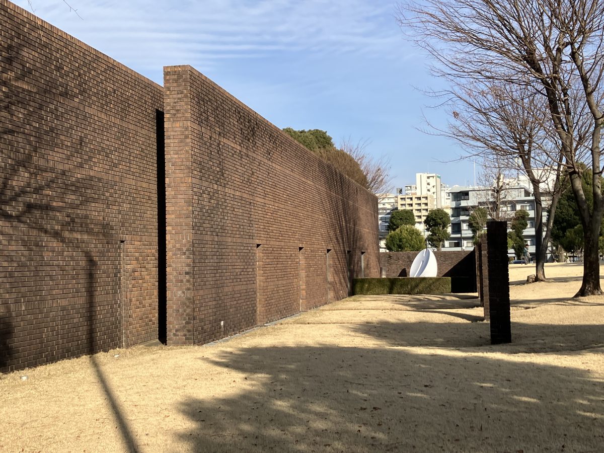 ずっしりと重い感じのする煉瓦塀ですが、独特の景観がおしゃれです。
