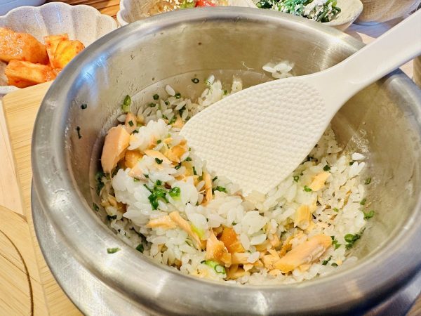 サーモン釜飯混ぜる